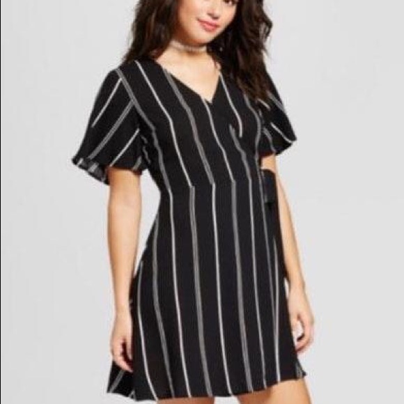 Flowy Black & White Dress - Picture 1 of 9